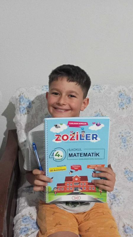 ZOZİLER artırılmış gerçeklik kitabıyla etkinlik yapan okul öncesi öğrencileri